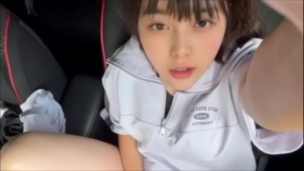 After taking a bath, a female college student masturbates on her father’s chair, moaning and groaning as she uses a large vibrator against her pussy.