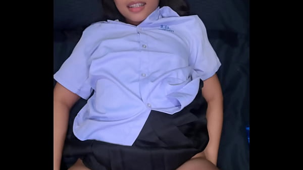 Je me fais baisé dans mon uniforme scolaire par un étranger blanc et il m’éjacule sur le visage